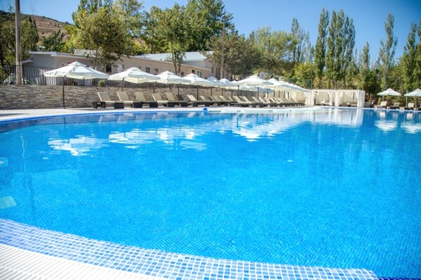 Seasonal outdoor pool, free pool cabanas, pool umbrellas - AVENUE PARK HOTEL (Yusufhona)