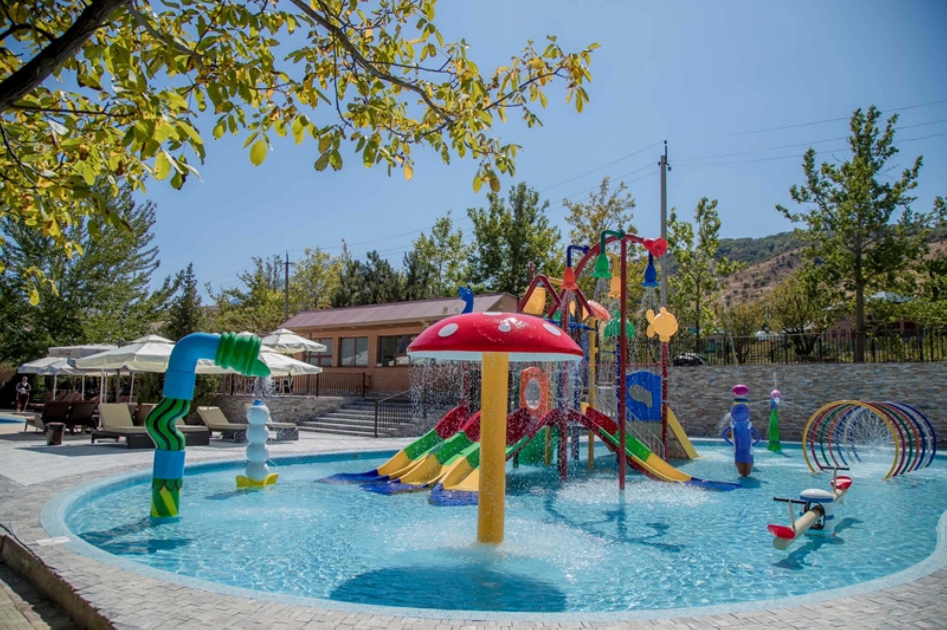 Una piscina al aire libre de temporada, cabañas de piscina gratuitas