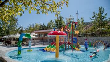 Una piscina al aire libre de temporada, cabañas de piscina gratuitas