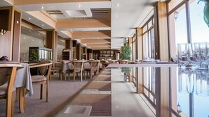 Un moderno vestíbulo de hotel con un mostrador de recepción alargado, varias zonas de estar y grandes ventanales que ofrecen vistas al exterior.
