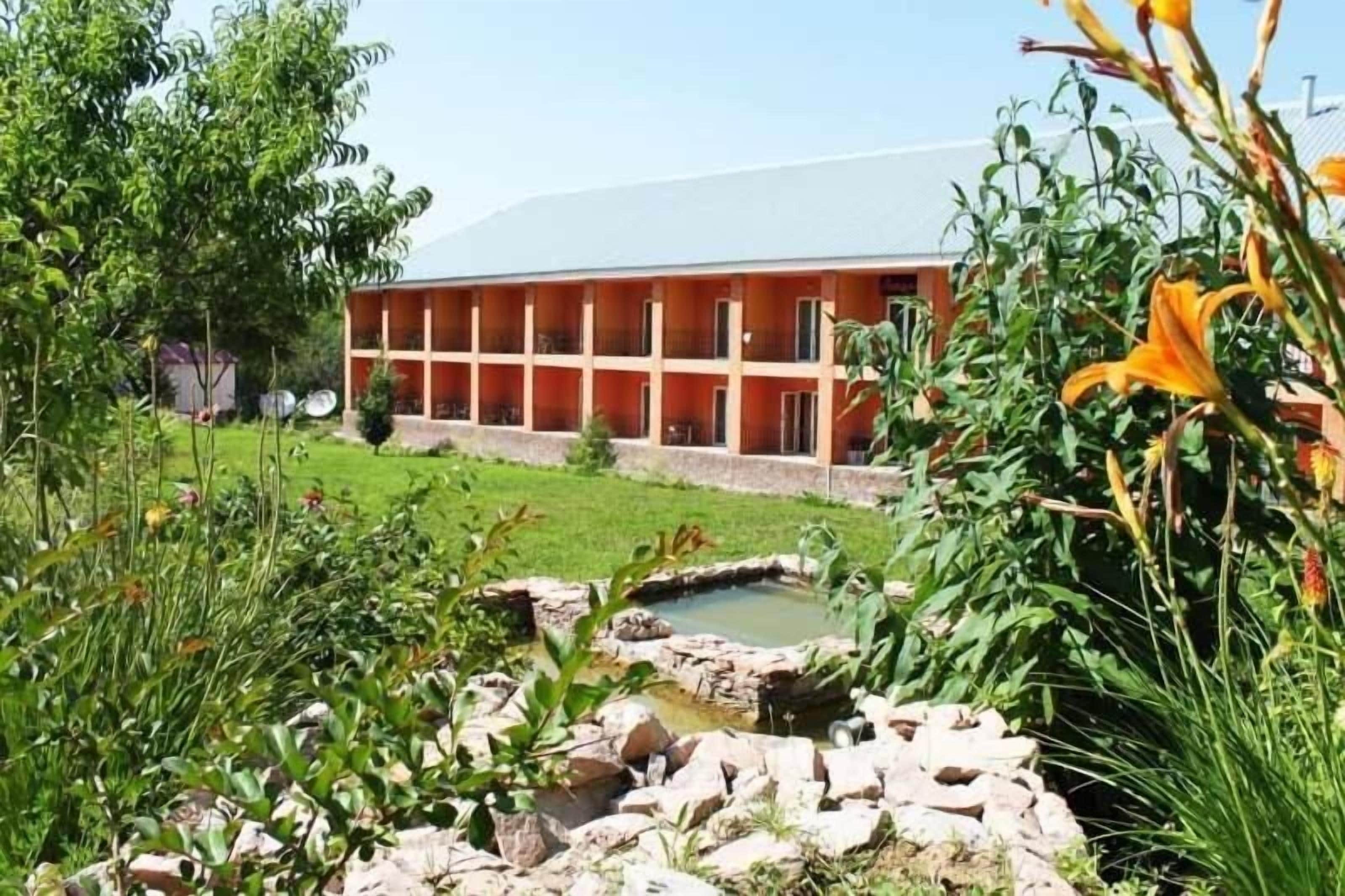 Seasonal outdoor pool, free cabanas, pool umbrellas