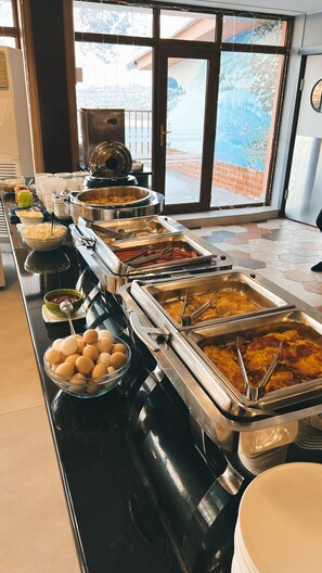 Free daily buffet breakfast - AVENUE PARK HOTEL (Yusufhona)