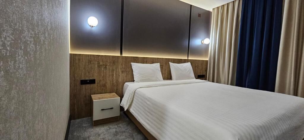 Habitación doble, balcón, vista al jardín | Caja de seguridad en la habitación, cortinas blackout y wifi gratis 