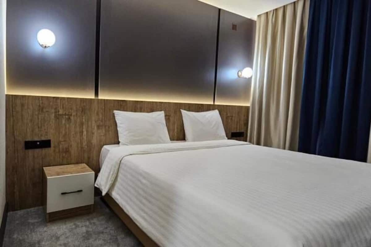 Habitación doble, balcón, vista al jardín | Caja de seguridad en la habitación, cortinas blackout y wifi gratis