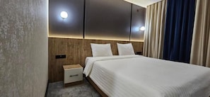 Habitación doble, balcón, vista al jardín | Caja de seguridad en la habitación, cortinas blackout y wifi gratis 