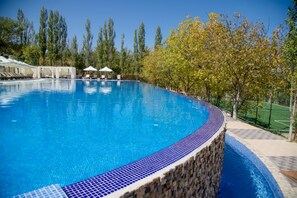 Alberca al aire libre por temporada y camas balinesas gratuitas 