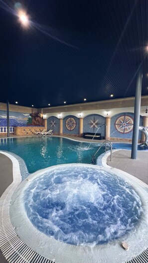 Seasonal outdoor pool, free pool cabanas, pool umbrellas