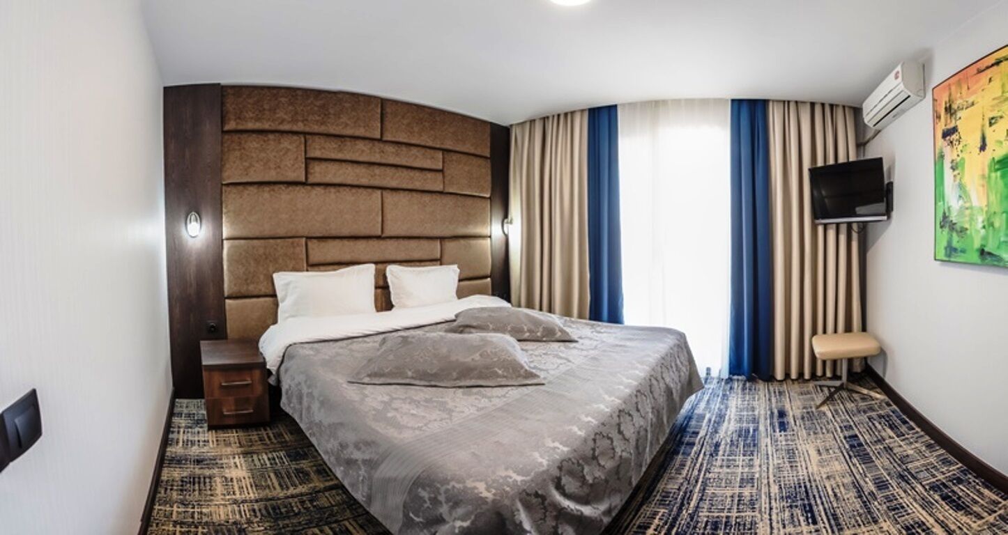 Suite, balcón, vista al jardín | Caja de seguridad en la habitación, cortinas blackout y wifi gratis 