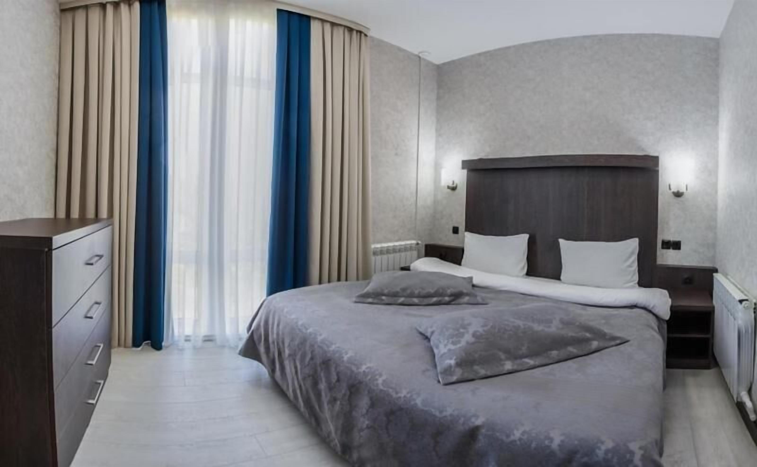 Habitación cuádruple, balcón, vista al lago | Caja de seguridad en la habitación, cortinas blackout y wifi gratis 