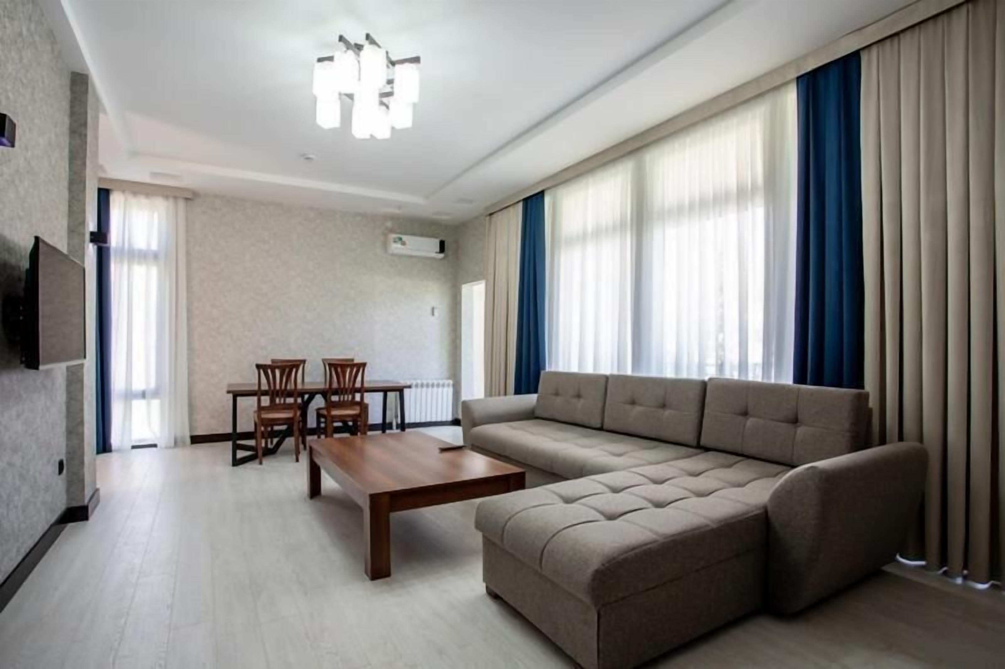 Habitación cuádruple, balcón, vistas al lago | Zona de estar