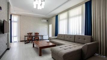 Habitación cuádruple, balcón, vistas al lago | Zona de estar