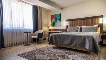 Suite, Lake View | In-room safe, blackout curtains, free WiFi