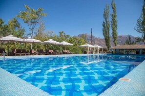 Seasonal outdoor pool, free cabanas, pool umbrellas - AVENUE PARK HOTEL (Yusufhona)