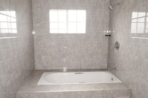 Secadora de cabello, toallas, papel de baño 
