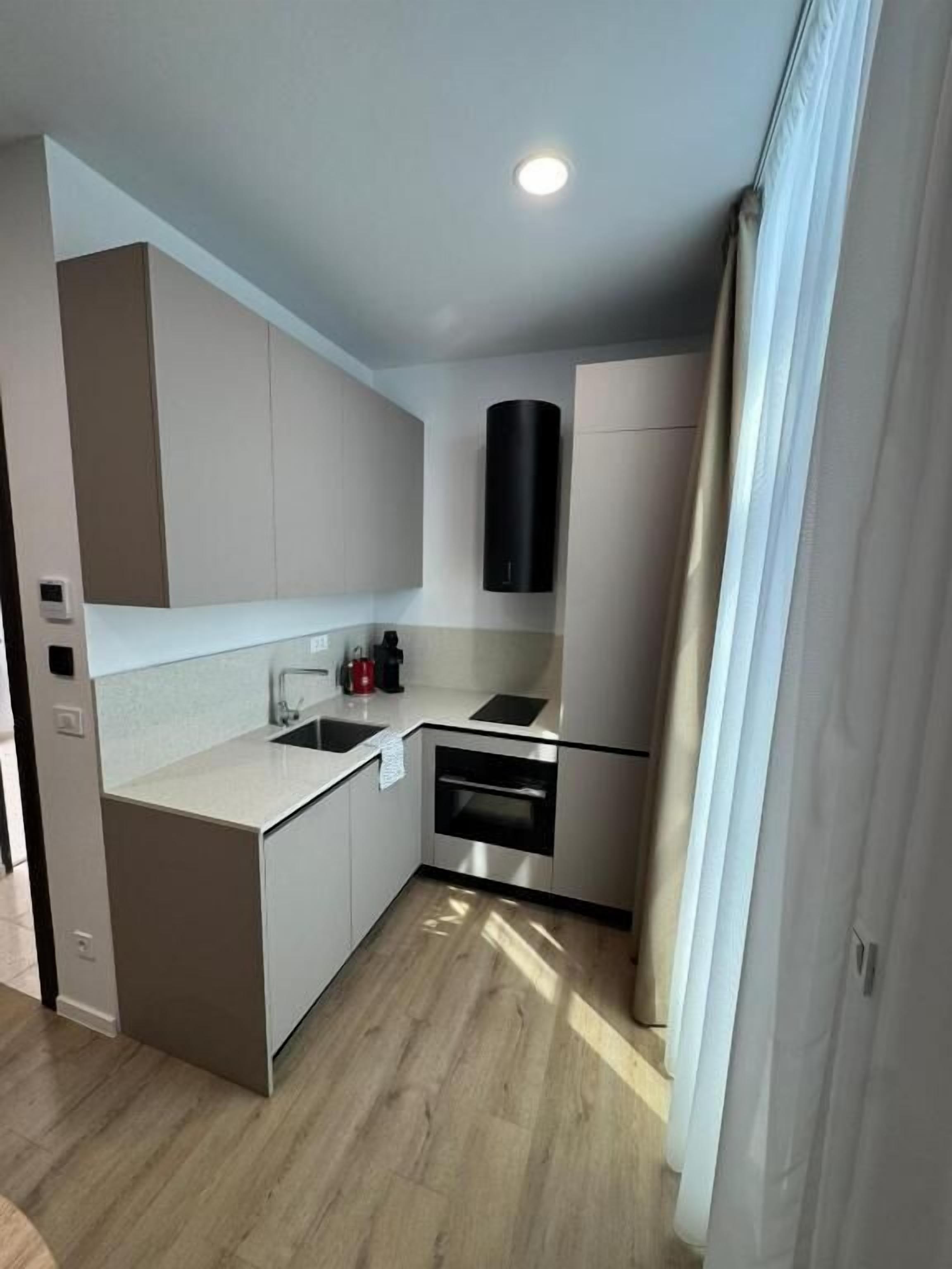 Een koelkast, een microgolfoven