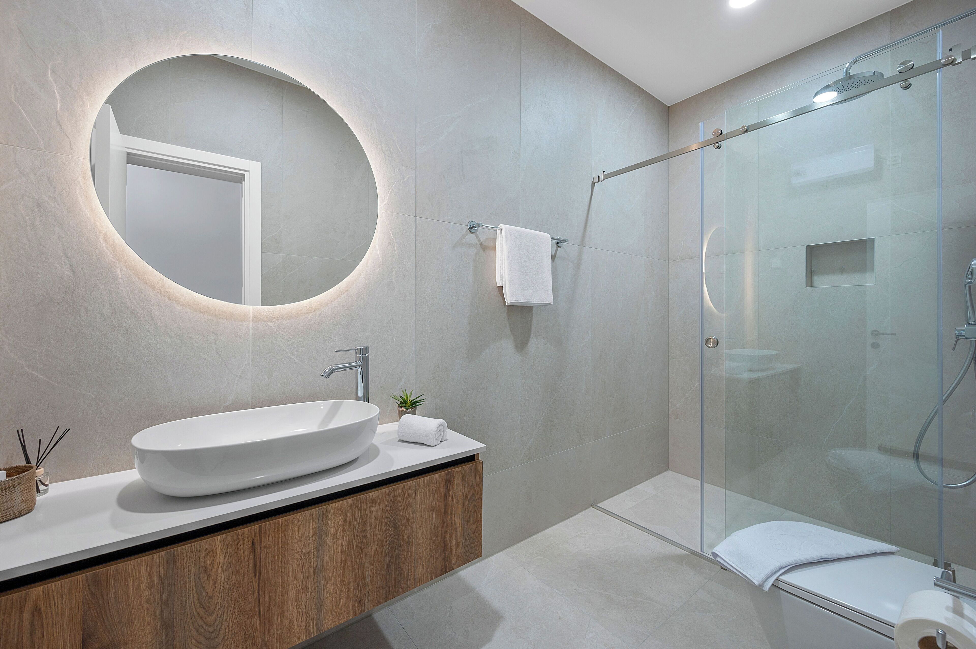 Suite estudio Deluxe | Baño | Regadera, secadora de cabello, toallas, jabón 