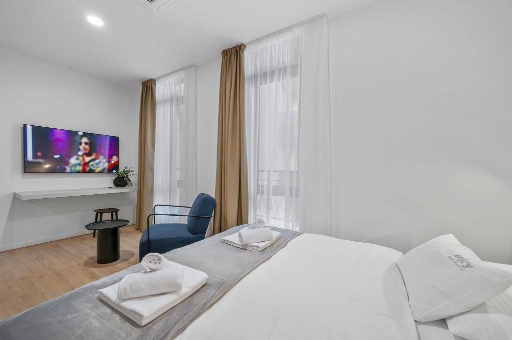 Een kluis op de kamer, een strijkplank/strijkijzer, gratis wifi