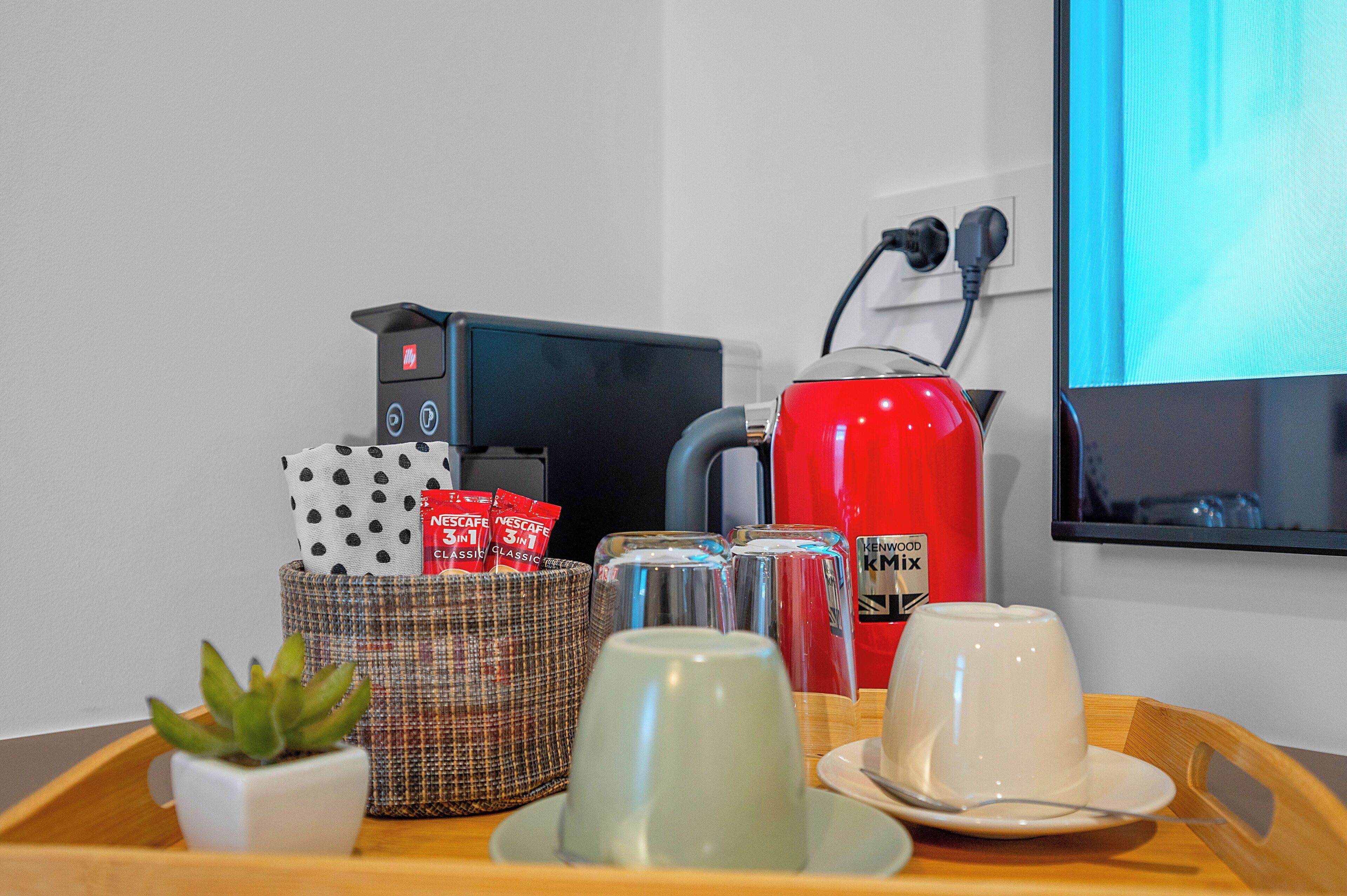 Klassieke tweepersoonskamer, uitzicht op stad | Koffie en/of koffiezetapparaat