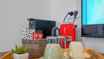 Klassieke tweepersoonskamer, uitzicht op stad | Koffie en/of koffiezetapparaat