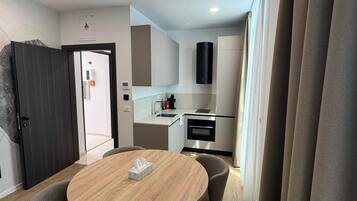 City Apartment | Private kitchen | Fridge, microwave