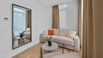 Exclusive Studio Suite | Living area | TV