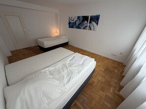 2 habitaciones, tabla de planchar con plancha y ropa de cama