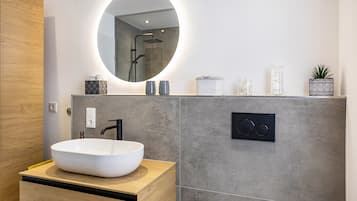 Dusche, Haartrockner, Handtücher