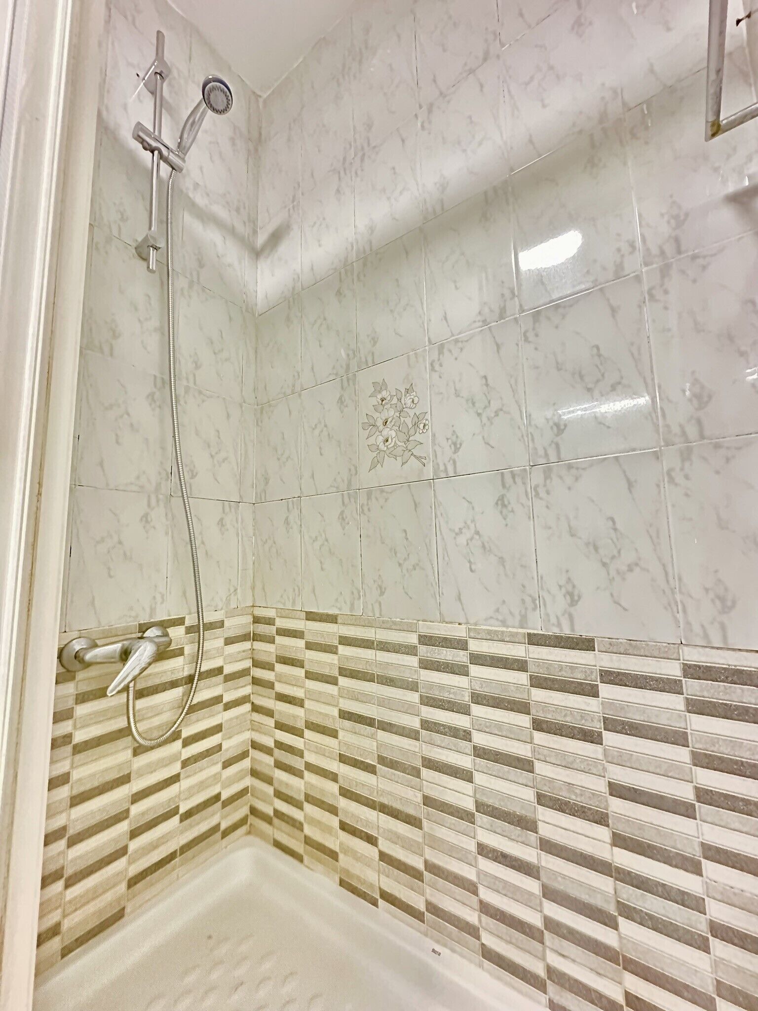 Douche, sèche-cheveux, bidet, serviettes fournies