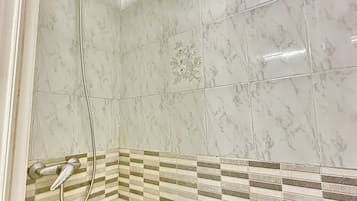 Douche, sĂšche-cheveux, bidet, serviettes fournies