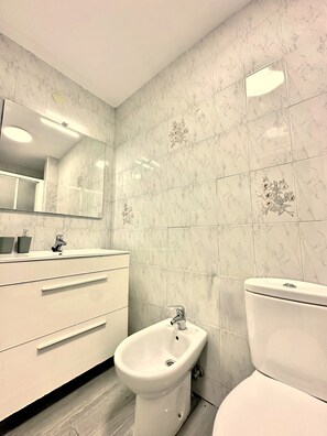 Shower, hair dryer, bidet, towels - Vrbo Property (Madrid)
