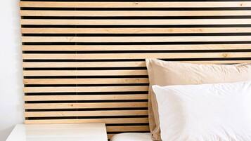 Tabla de planchar con plancha, wifi, ropa de cama