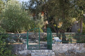 المنطقة المحيطة بالمنشأة