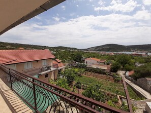 Property grounds - Two Bedroom Apartment with Balcony (Vinišće)