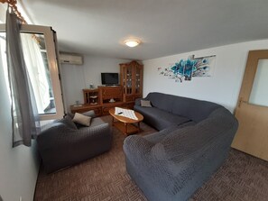 TV - Two Bedroom Apartment with Balcony (Vinišće)