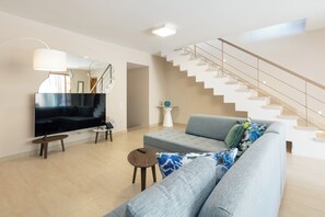 Smart TV, books, stereo