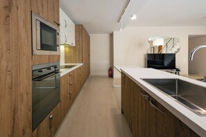 Fridge, microwave, oven, stovetop - Melampes Villa, Seaview Escape, Heated Pool & Spa (Rethymno)
