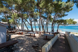 Outdoor dining - Five Bedroom House with Jaccuzi (Slatine)