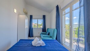 Une chambre d’hôtel avec un lit, une chaise et une vue sur l’extérieur.