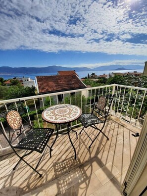 Property grounds - Five Bedroom House with Jaccuzi (Slatine)