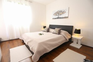 Tabla de planchar con plancha, wifi, ropa de cama