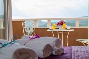 WiFi, bed sheets - Four Bedroom Villa with Pool (Lećevica)
