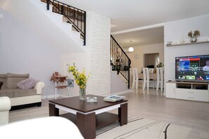 Video games, ping pong - Four Bedroom Villa with Pool (Lećevica)
