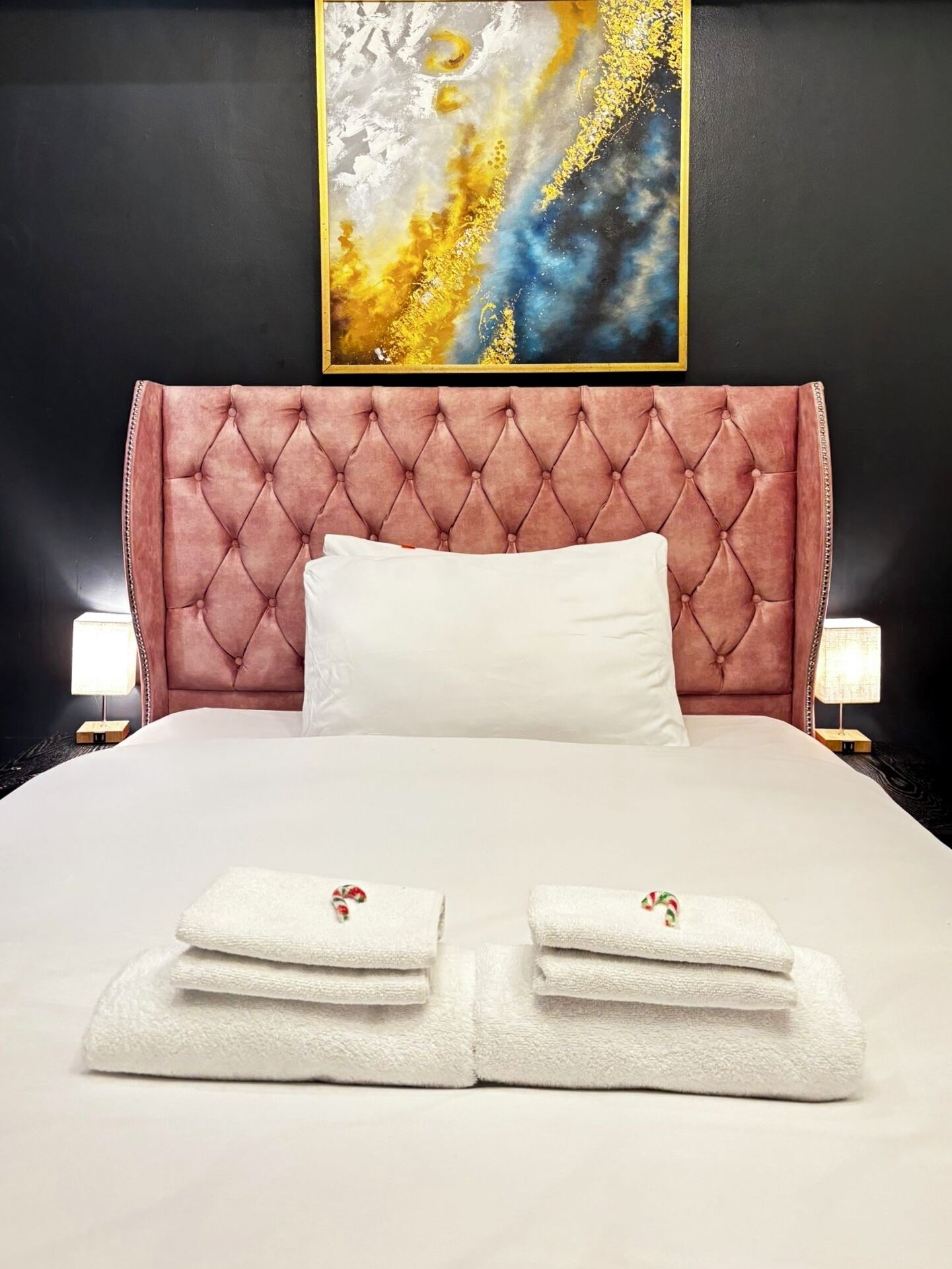 デラックス スタジオ クイーンベッド 1 台 車椅子で利用可能な浴槽 専用バスルーム |   デスク、ノートパソコン用作業スペース、遮光カーテン、アイロン / アイロン台