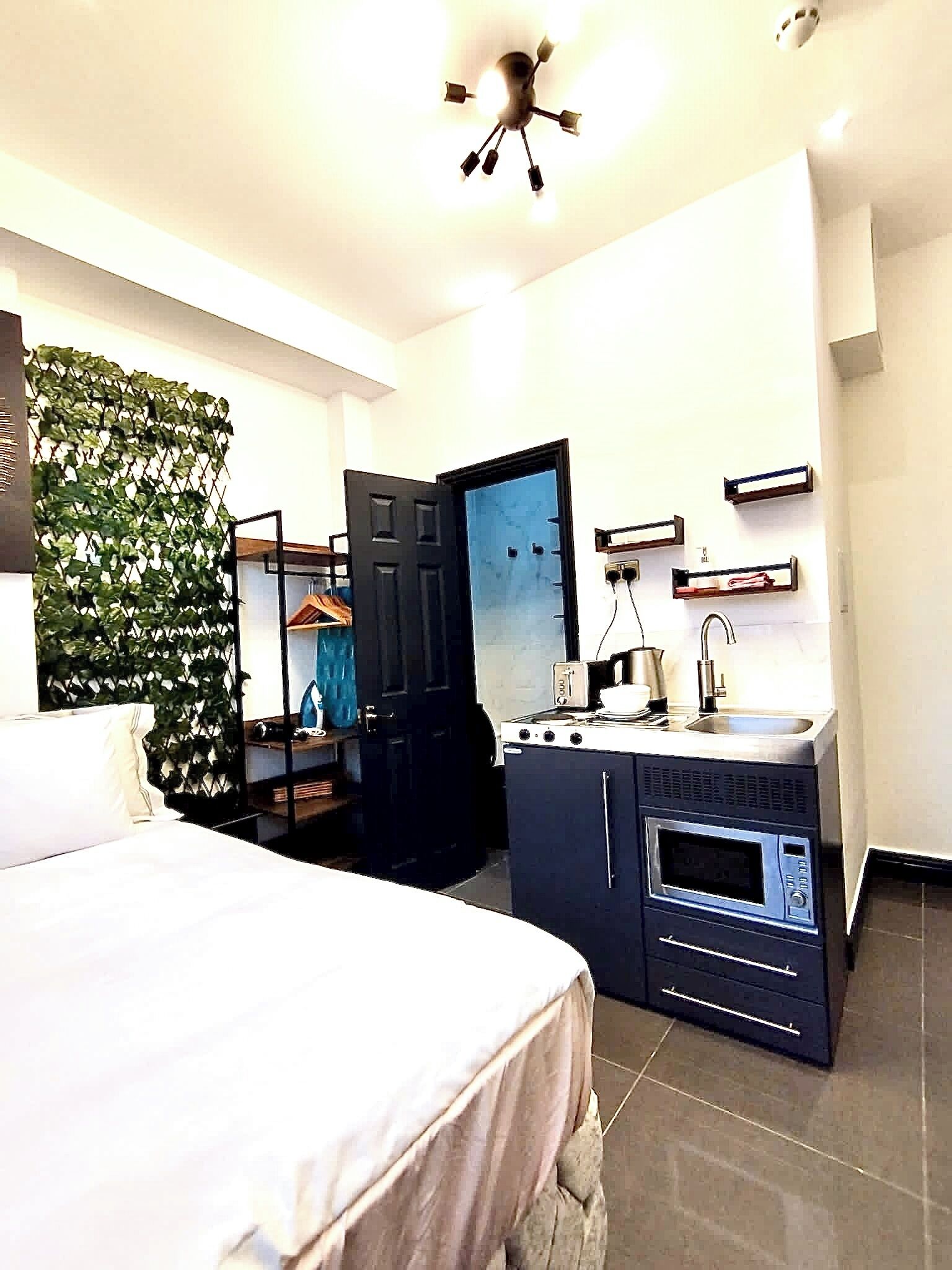 クラシック スタジオ ダブルベッド 1 台 簡易キッチン | デスク、ノートパソコン用作業スペース、遮光カーテン、アイロン / アイロン台