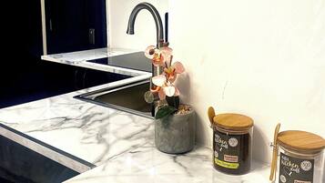 Exclusive-Studiosuite, barrierearme Badewanne, Küche | Innenbereich