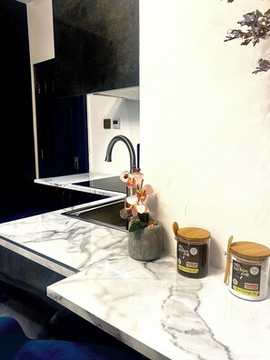 Exclusive Studio Suite, Accessible Bathtub, Kitchen | Interior