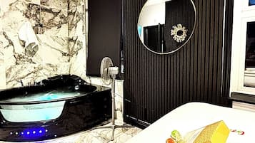 Suite estudio exclusiva, bañera accesible, cocina | Spa