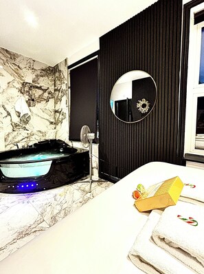 Suite estudio exclusiva, bañera accesible, cocina | Spa