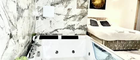 Studio Deluxe, baignoire accessible aux personnes à mobilité réduite, salle de bains privée | Bureau, espace de travail pour ordinateur portable, rideaux occultants