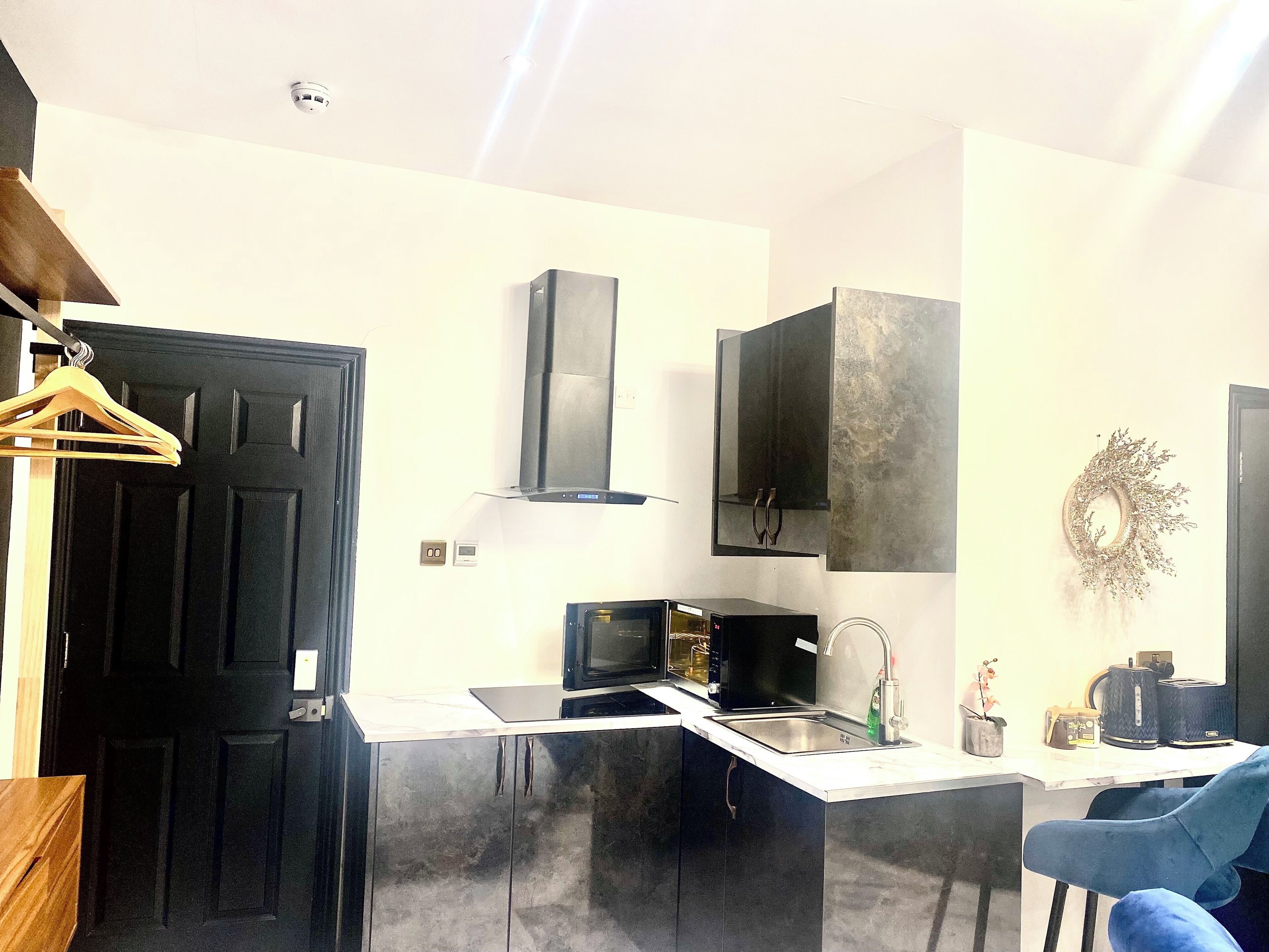 Suite estudio exclusiva, bañera accesible, cocina | Cocina privada